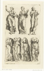 Zeven beelden van vrouwen met antieke kleding