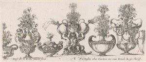 Zeven vazen op een rij, de middelste met putti met kannen op hun schouders