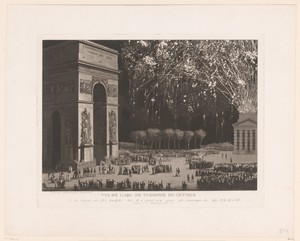Zicht op de Arc de Triomphe in Parijs met vuurwerk