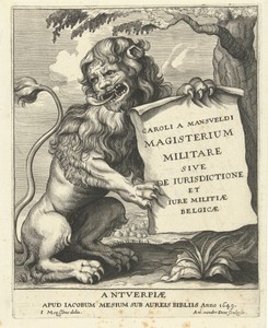 Zittende leeuw met blad papier met titel in zijn klauwen