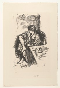 Zittende vrouw kleedt zich aan